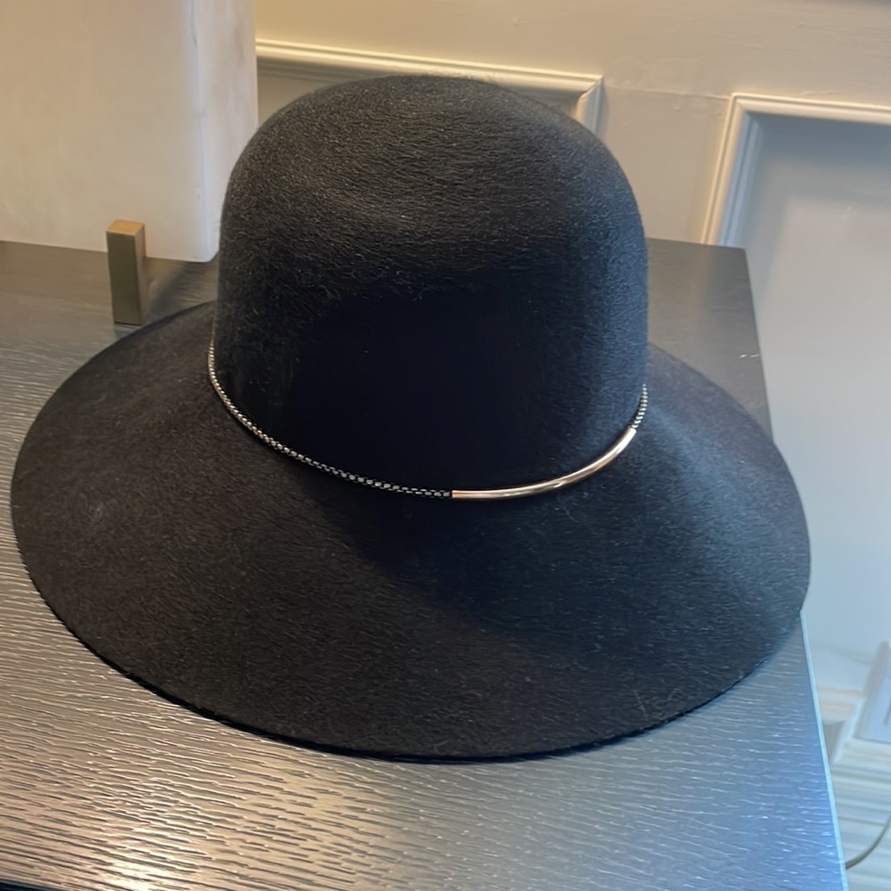 NWT: Eugenia Kim Blake 100% wool hat in black